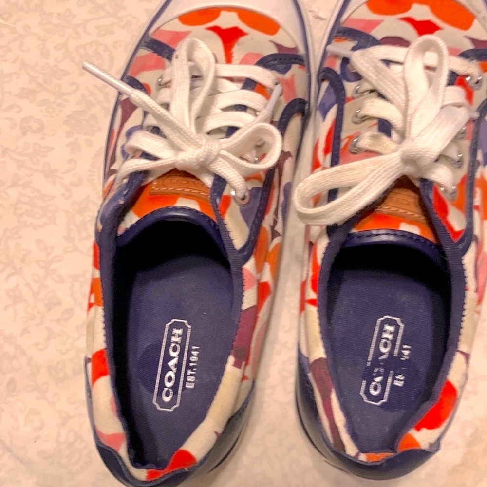Euc coach 7 colorful canvas with navy leather. So cute and in perfect condition